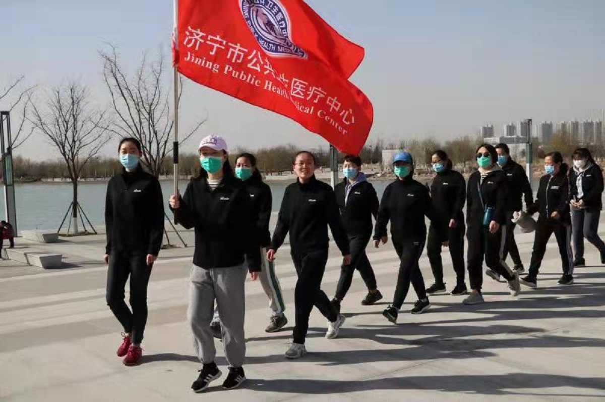 济宁市公共卫生医疗中心组织开展“迎三八，健步行”活动