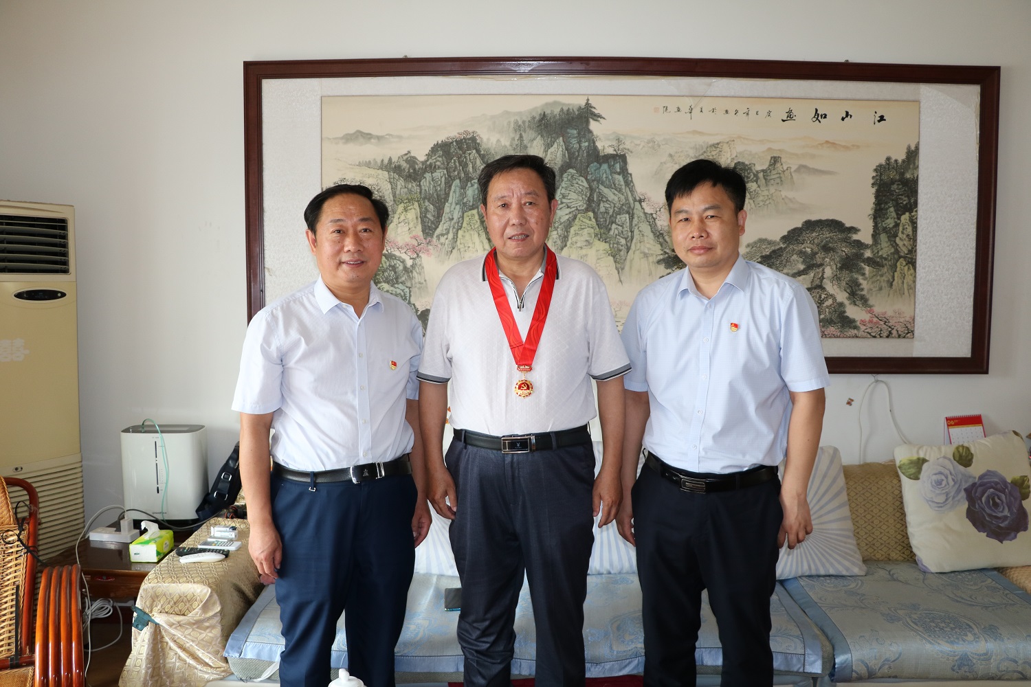 情系“七一”│济宁市公共卫生医疗中心走访慰问老党员 情系“七一”│济宁市公共卫生医疗中心走访慰问老党员