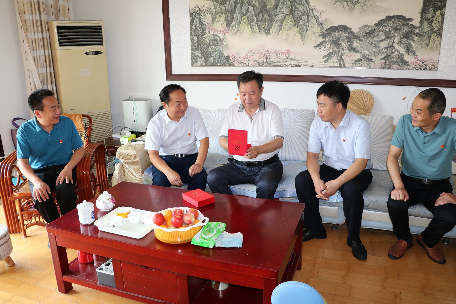 情系“七一”│济宁市公共卫生医疗中心走访慰问老党员 情系“七一”│济宁市公共卫生医疗中心走访慰问老党员